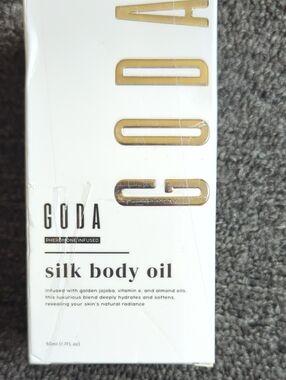 GODA Silk Body Oil — White